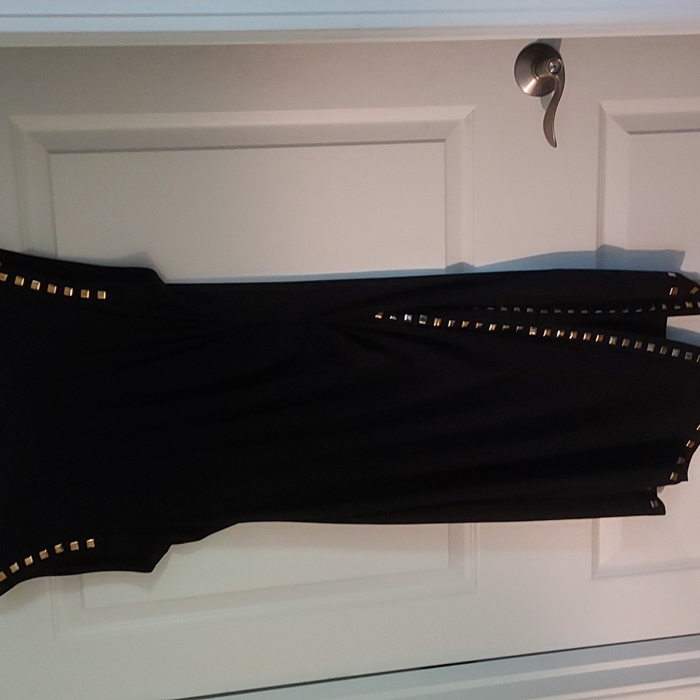 Black dress gold  nice material sOFT I say fits M/L NICELY  not clingy